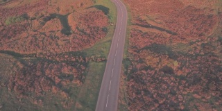 穿过英国德文郡达特穆尔国家公园的公路。空中无人机视图