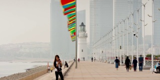 夏日青岛市内著名的灯塔漫步码头湾市区全景时间流逝4k中国