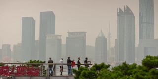 青岛阳光明媚的夏日，市中心的景色，拥挤的大桥全景，时间流逝4k中国