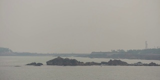 多云的日子青岛城湾拥挤的码头，金色的纪念碑全景时间推移4k中国