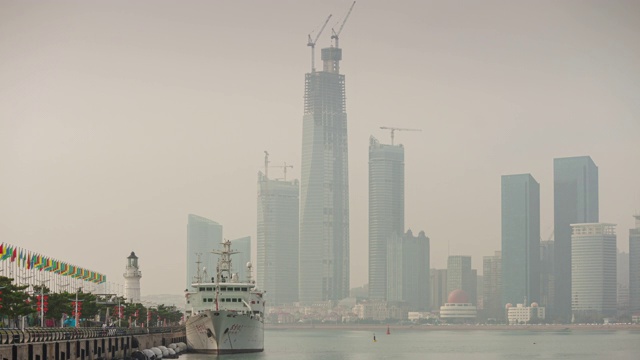 青岛奥林匹克城著名的灯塔码头湾码头市中心全景时间流逝4k中国