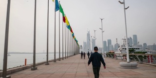 夏日青岛城著名的灯塔码头湾市中心步行pov全景时间流逝4k中国