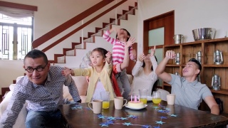多代同堂的中国家庭在家庆祝孩子的生日视频素材模板下载