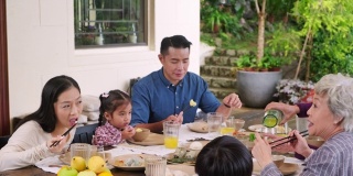 亚洲一家几代人在后院一起吃饭