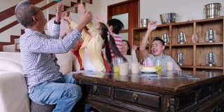 多代同堂的中国家庭在家庆祝孩子的生日