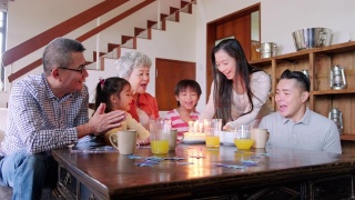 多代同堂的中国家庭在家为孩子庆祝生日视频素材模板下载