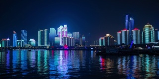 青岛城市著名的夜光市中心海湾秀全景时间流逝4k中国