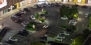夜间时间青岛市内著名的豪华海湾购物中心停车场屋顶全景时间延时4k中国