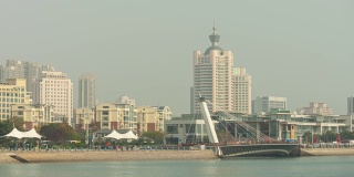 阳光明媚的一天青岛著名的奥林匹克拥挤的海湾大桥全景时间流逝4k中国