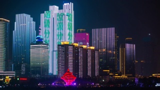 夜间照明展示青岛市中心纪念碑湾全景，时间流逝4k中国视频素材模板下载