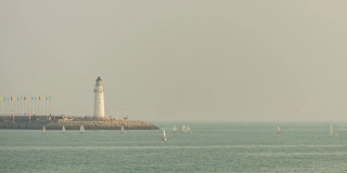 阳光明媚的日落青岛著名的奥运湾帆船交通灯塔码头全景时间推移4k中国