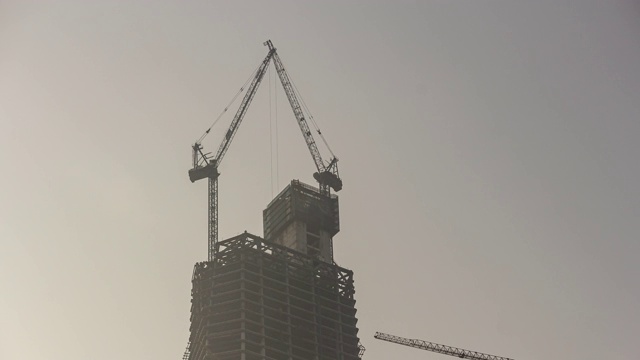 日落时间青岛市区摩天大楼施工顶部全景时间间隔4k中国