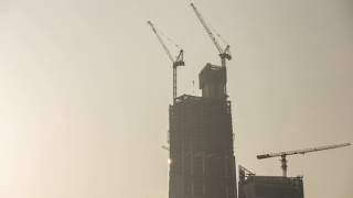 日落时间青岛市区摩天大楼施工顶部全景时间间隔4k中国视频素材模板下载