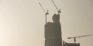 日落时间青岛市区摩天大楼施工顶部全景时间间隔4k中国