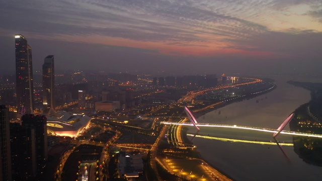 夕阳夜光照亮南京市青年文化中心著名的人行滨江眼桥航拍全景4k中国