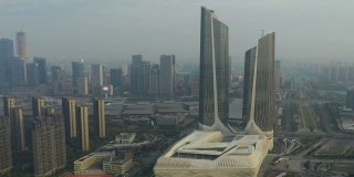 晴朗的一天，南京著名的现代建筑群航拍了4k中国全景图