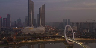 暮色夜光照亮南京国际青年文化中心人行滨江大桥航拍全景4k中国