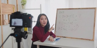 女人在家录制数学网课