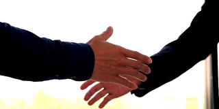 两个商人、企业家或工作面试进行得很顺利，信心十足地握手。