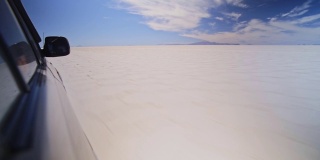 旅行间隔年旅行冒险驾驶一辆高速汽车，盐滩，玻利维亚