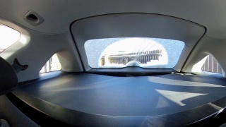 汽车雨刷清除雪从后窗视图从内部视频素材模板下载