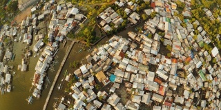 鸟瞰科伦市与贫民窟和贫困地区。巴拉望省。Busuanga岛。傍晚时分和日落。鱼眼视图
