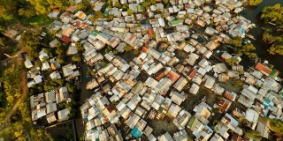 鸟瞰科伦市与贫民窟和贫困地区。巴拉望省。Busuanga岛。傍晚时间和日落