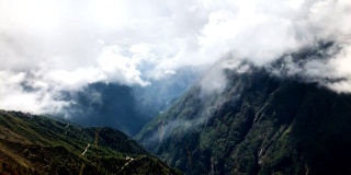 4K快节奏的云在尼泊尔高喜马拉雅山脉剧烈移动