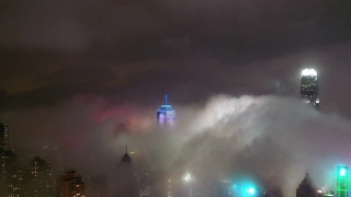 照亮了香港的摩天大楼和浓雾视频素材模板下载