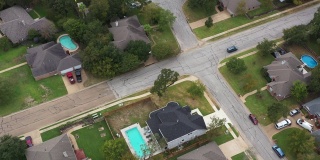 追踪一辆蓝色SUV在住宅区街道，布莱恩，德克萨斯州，美国