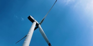 白色风力发电机在晴朗的蓝天-南丫风力发电站