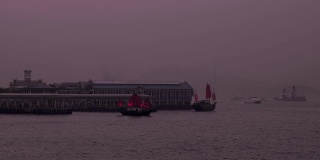 在一个紫色的黄昏，从香港中环天星码头出发的红月神号船