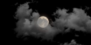 满月和运动云的特写，时间流逝