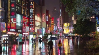4k时间流逝:国庆前夕，游客人群在南京路购物街散步。视频素材模板下载