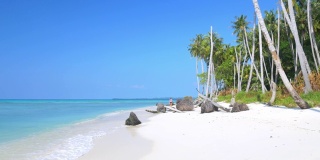 成年成熟的女人走在热带海滩碧绿的水加勒比海海