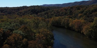 河湾与秋天的颜色在树和山，前皇家，弗吉尼亚，美国