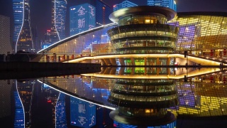 夜景照明杭州市中心著名的中央喷泉剧院反射延时全景4k中国视频素材模板下载