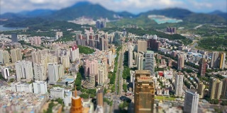阳光明媚的一天深圳城市景观金色建筑交通道路航拍全景4k倾斜转移中国