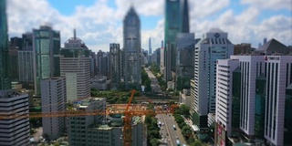 晴天深圳市交通道路施工起重机航拍全景4k倾斜移位中国