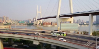 晴天上海市内著名的交通枢纽，俯视图4k倾斜转移中国