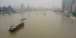 暮光上海交通黄浦江城市景观空中全景4k倾斜转移中国