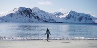 冬日里，罗浮敦岛的一名女子在海边散步