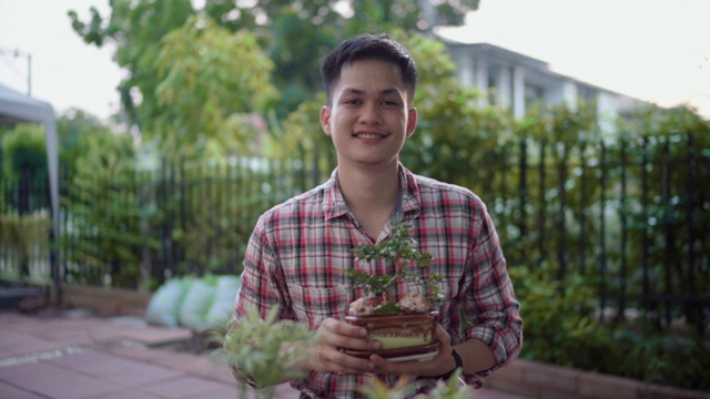 年轻人正在整理仙人掌花盆