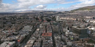 多云天空下的叙利亚大马士革全景图。我们可以用无人机从地平线上鸟瞰古城
