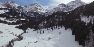 白雪覆盖的山谷的天线