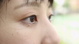 亚洲女人眼睛特写肖像视频视频素材模板下载