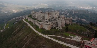 一架无人机在叙利亚Krak des Chevaliers城堡上空的鸟瞰。叙利亚战争后，一座建于山顶的中世纪城堡变成了废墟