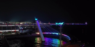 青岛夜景时间照亮了中国著名的奥林匹克湾码头航拍全景4k