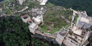 叙利亚的萨拉丁城堡。叙利亚战争后，一座废墟山顶上的中世纪城堡——无人机鸟瞰图
