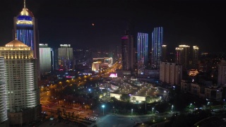 夜光青岛市区著名商场交通街道航拍全景4k中国视频素材模板下载